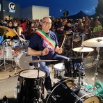 Vallecrosia, il sindaco Perri indossa la fascia tricolore all'evento 'Drum 100': la minoranza presenta un'interpellanza (Foto)