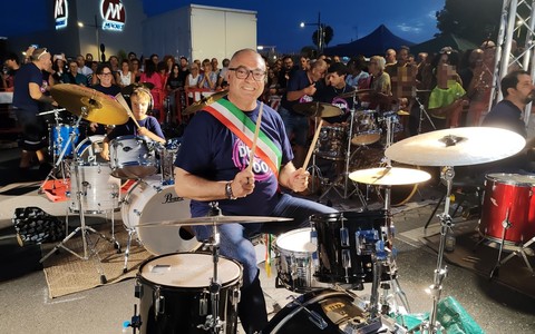 Vallecrosia, il sindaco Perri indossa la fascia tricolore all'evento 'Drum 100': la minoranza presenta un'interpellanza (Foto)