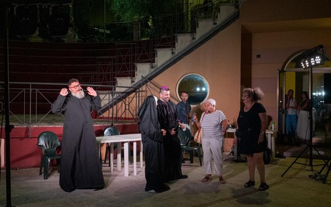 San Biagio della Cima, grande successo per la cena di beneficenza con spettacolo comico “Furto in Cattedrale” (Foto)