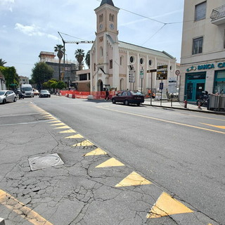 Sanremo, tecnici al lavoro per ripristinare la fornitura elettrica dopo il guasto in zona San Martino