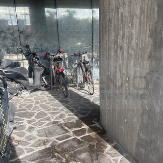 Sanremo: parcheggi per le biciclette bui e maleodoranti alla stazione ferroviaria, la denuncia di un lettore (Foto)