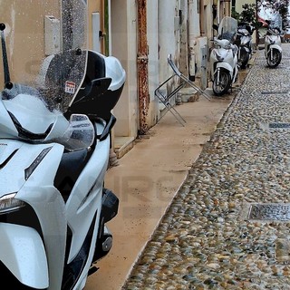 Sanremo, via Tapoletti appena sistemata e già occupata dagli scooter: la nuova pavimentazione nel mirino