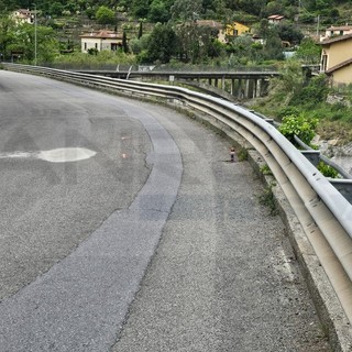Badalucco: voragine sotto l'asfalto in località Isolalunga, divieto ai mezzi pesanti e semaforo per i lavori (Foto)