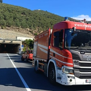 Incendio in galleria sulla Statale 28: auto a GPL in fiamme, traffico deviato
