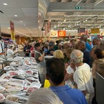 Taggia, un successo l'asta del pesce al Carrefour, oltre 400kg di assortimento tra crostacei, gamberi, polpi e tanto altro (Foto e video)