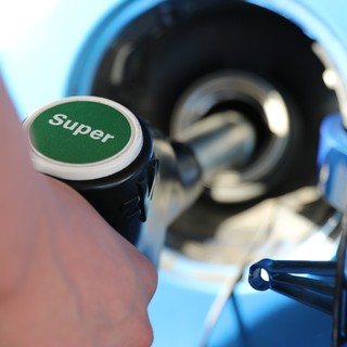 Carburanti, nel Ponente la benzina sfonda i 2 euro e il diesel corre ancora di più: a Sanremo punte oltre i 2,40 euro