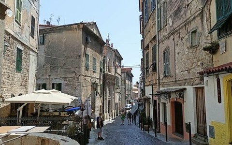 Ventimiglia, il centro storico ospita la mostra d'arte di Fausta Cucinotta (Foto)