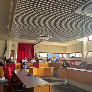 Variazioni al bilancio, piscina e gestione del centro natatorio: l’agenda del Consiglio comunale di Taggia tra numeri e futuro