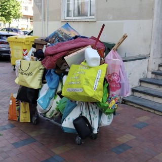Ventimiglia, accumula spazzatura sui carrelli: Di Muro chiede il Daspo urbano