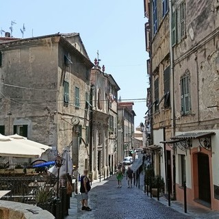 Ventimiglia, il centro storico ospita la mostra d'arte di Fausta Cucinotta (Foto)
