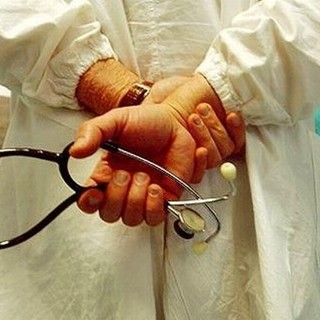 Sanità ligure, stop ai medici “gettonisti”: il Consiglio regionale chiede meno esternalizzazioni e più assunzioni