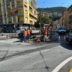 Ventimiglia, guasto idrico in largo Torino: traffico in tilt. Operai al lavoro