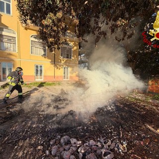 Bordighera, incendio in un cantiere: vigili del fuoco in azione (Foto)