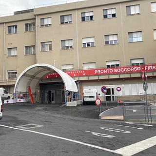 Aggressione al Pronto Soccorso di Imperia: feriti due infermieri, distrutta la sala triage