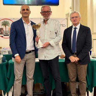 Igor Egimov, il primo classificato, premiato da Giuseppe Di Meco e Alessandro Il Grande