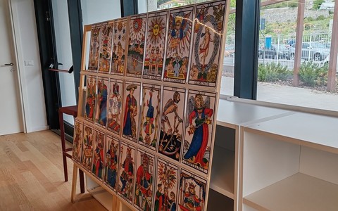 Tarocchi, chiromanzia, numerologia, radiestesia e lettura del caffè: serata olistica a Camporosso (Foto)