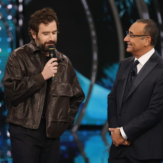 Tommaso Paradiso con Carlo Conti