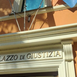 Falso medico a Bordighera, il pm chiede 3 anni e 4 mesi per Enrica Massone: “Ha sostenuto il ruolo con furbizia ed espedienti”